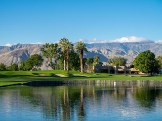 Obraz premium View of water features on a golf course in Palm Desert, CA.Palm Desert and Palm Springs are popular golf destinations. 