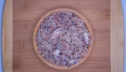 carne o pulpa de cangrejo en bandeja lista para cocinar