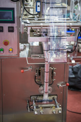 Automatic vertical food sealing and packing machine for food industry