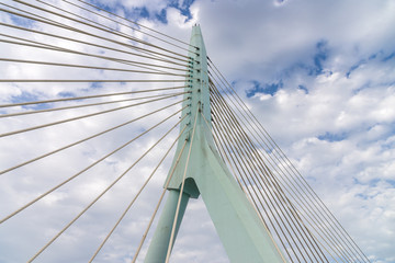 Obraz premium nowoczesny most z niebieskim niebem