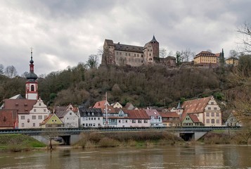 Obraz premium Blick über den Main auf die Altstadt von Rothenfels und Burg Rothenfels in Unterfranken in Bayern, Deutschland