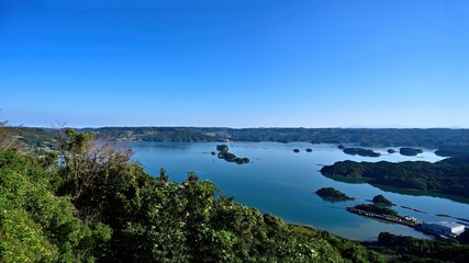 Obraz premium 展望公園から見おろすコバルトブルーの伊万里湾＠長崎