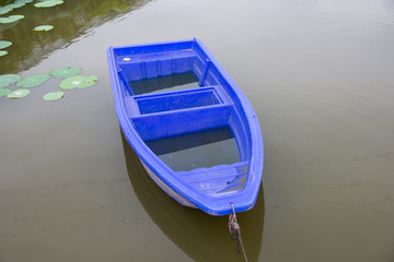 Fototapeta na wymiar plastic boat in the pond