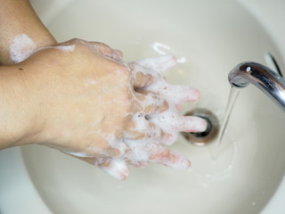 ウイルス感染のために石鹸で手の甲をよく洗う様子