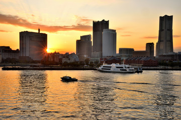 Fototapeta premium 大桟橋から夕方のみなとみらいを眺める人々