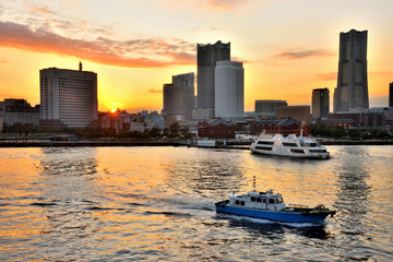 Fototapeta premium 大桟橋から夕方のみなとみらいを眺める人々