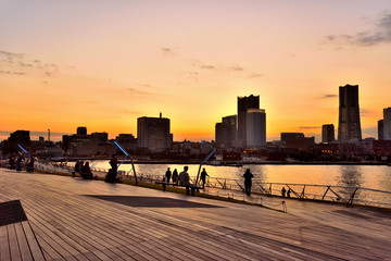 Fototapeta premium 大桟橋から夕方のみなとみらいを眺める人々