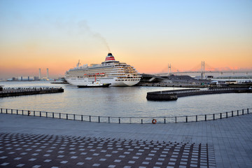 Fototapeta na wymiar 横浜大桟橋から出航する豪華客船