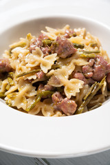 Piatto di farfalle con salsiccia e asparagi selvatici, Cucina Italiana