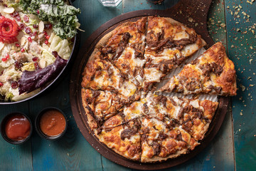 Roast beef pizza with salad