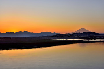 相模川河口から眺める夕陽と富士山