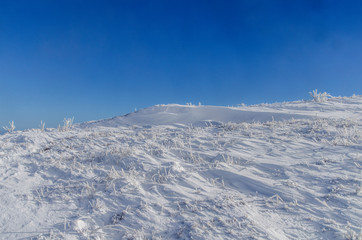 Fototapeta na wymiar Połonina wetlińska Bieszczady w zimowej szacie 