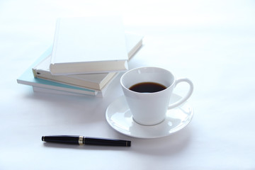 コーヒーと本とペン（白いイメージ）