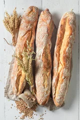 Foto op Plexiglas Knapperige Franse baguettes vers gebakken in bakkerij © shaiith
