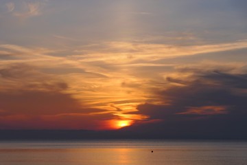 Obraz premium Tramonto sul mare Isola d'Elba. Nuvole e colori nel cielo