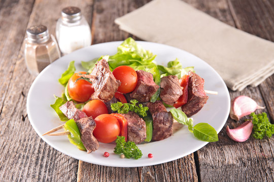 grilled beef skewer and tomato