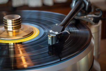 Cartridge vinyl in turntable