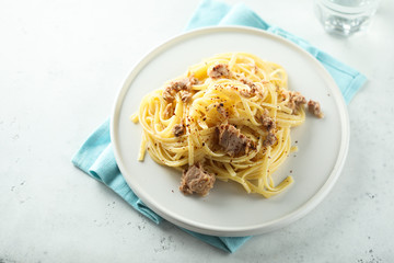 Pasta with tuna and lemon