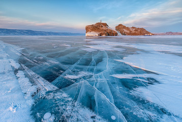 Gefrorener Baikalsee mit feinen Eisstrukturen und der Felseninsel Pferdekopf im frühen Morgenlicht © Martina Schikore