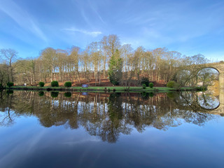 Obraz premium Knaresborough railway viaduct winter river reflection