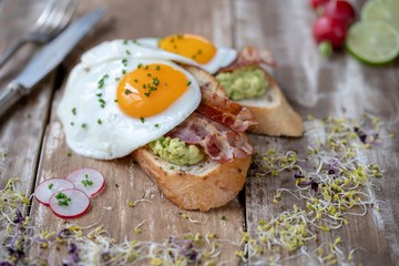 Strammer Max mit Spiegelei, Bacon und Avocado.