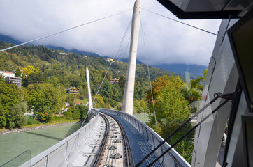 イン川を渡るフンガーブルクバーン（ノルトケッテ行きケーブルカー）（オーストリア　チロル州　インスブルック）