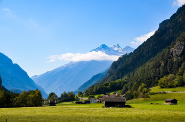 Fototapeta na wymiar チロル地方の風景　山と牧草地（オーストリア　チロル州）