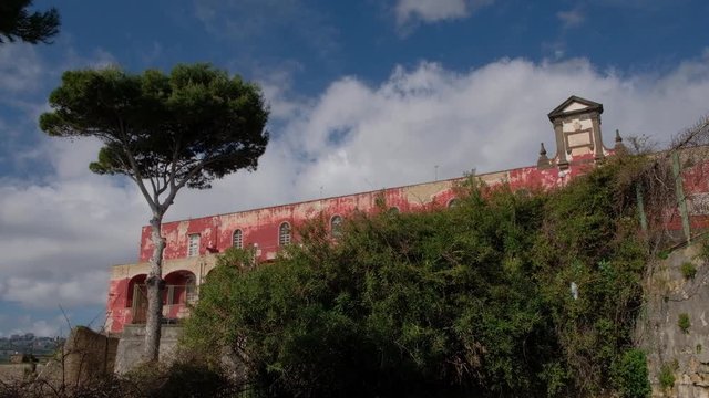 N&aacute;poles. Nubes sobre la collina di Pizzofalcone. Campania, Italia, Europa.