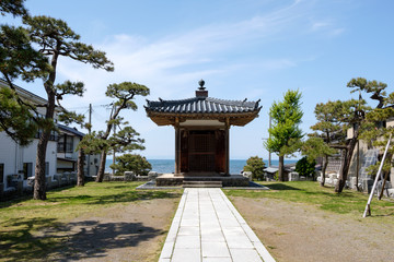 Obraz premium 海と空を背景に良寛堂