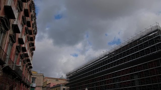 N&aacute;poles. Nubes sobre el Museo Arqueol&oacute;gico Nacional de N&aacute;poles. Campania, Italia, Europa.