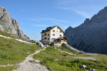 Fototapeta na wymiar The Zsigmondy alpine hut near the mountain Zwoelferkopf in the Dolomites