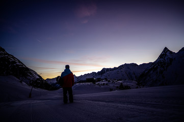 Skifahren bevor die Sonne auf geht