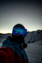 Skifahren bevor die Sonne auf geht