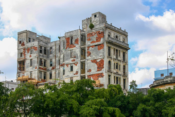 Fototapeta na wymiar An abandoned derelict building in Havana, Cuba