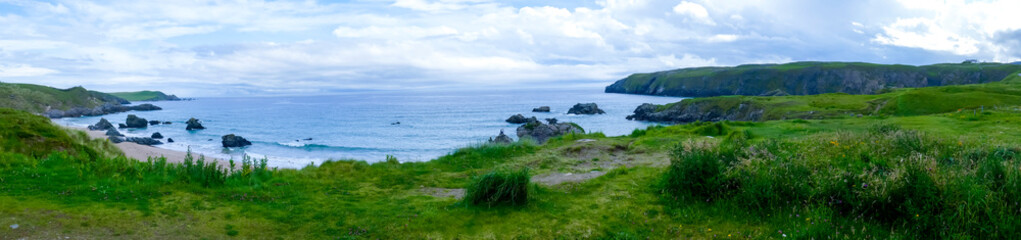 Fototapeta premium Blick über Sango Sands, Bucht mit Sandstrand und türkisfarbenem Wasser im Nordenwesten von Schottland