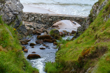 Kleiner Fluß fließt in die Bucht Sango Sands bei Durness