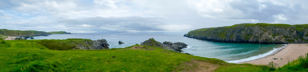Obraz premium Blick über Sango Sands, Bucht mit Sandstrand und türkisfarbenem Wasser im Nordenwesten von Schottland