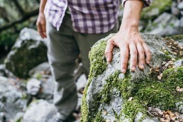mano su roccia
