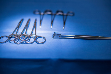 Material quirúrgico sobre mesa de quirófano estéril preparado para operar en laparotomia abierta - obrazy, fototapety, plakaty