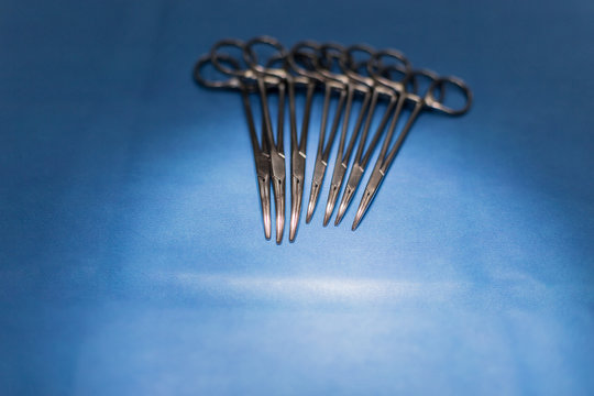 Material quirúrgico sobre mesa de quirófano estéril preparado para operar en laparotomia abierta