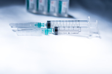 jeringas para medicación intravenosa verdes