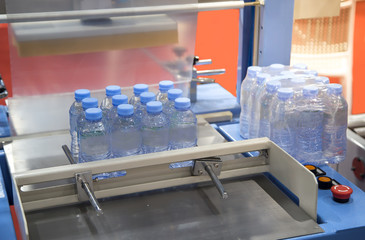 Shrink film wrapping machine for bottle of water