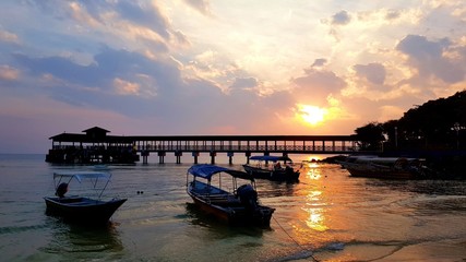 Traumhafter Sonnenuntergang mit Pier und Booten auf den Perhentian islands Malaysia