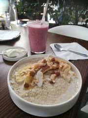 Porridge with almonds and a berrysmoothie