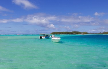 Fototapeta na wymiar boats on the turquoise sea water of Mauritius 