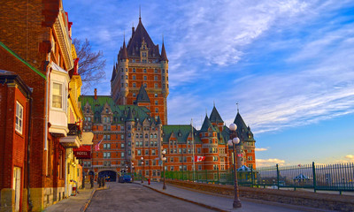 Naklejka premium Widok z wczesnego ranka na złotą godzinę Château Frontenac - kultowy punkt orientacyjny w Quebec City, Quebec, Kanada