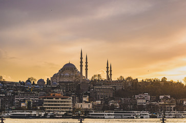 Obraz premium view of the mosque in istanbul turkey estuary
