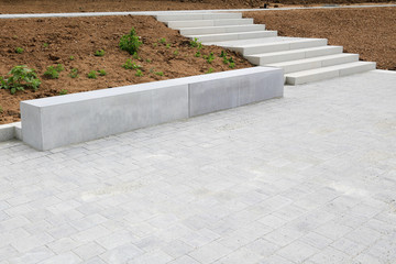 Moderner Garten und Landschaftsbau: Gestaltung eines Hanggrundstücks mit Treppe und Terrasse