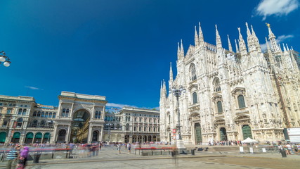 Obraz premium Katedra Duomo di Milano i galeria Vittorio Emanuele timelapse na placu Piazza Duomo w słoneczny letni dzień, Mediolan, Włochy.