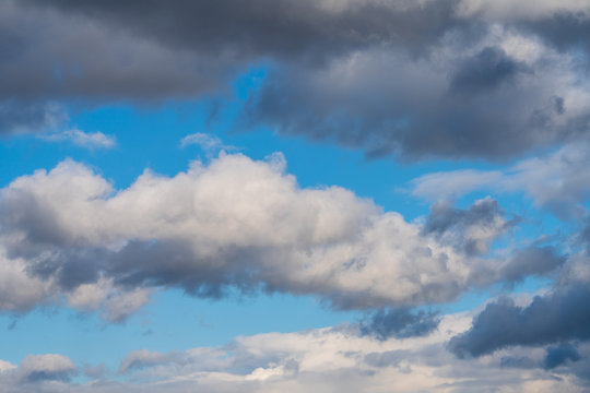 Blauer Himmel mit Wolkenformationen © lexpixelart